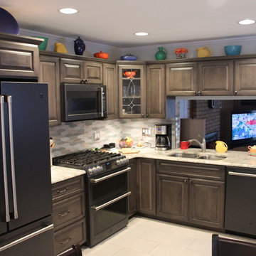Starmark Kitchen in Maple Ridgeville w/ Decorative Edge in Slate w/ Ebony Glaze