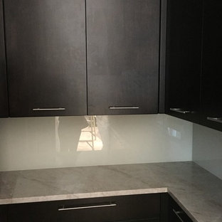 Kleine Moderne Küche in L-Form mit Vorratsschrank, Einbauwaschbecken, Schrankfronten mit vertiefter Füllung, dunklen Holzschränken, Onyx-Arbeitsplatte, Küchenrückwand in Beige, Glasrückwand, Küchengeräten aus Edelstahl und Kücheninsel in Miami