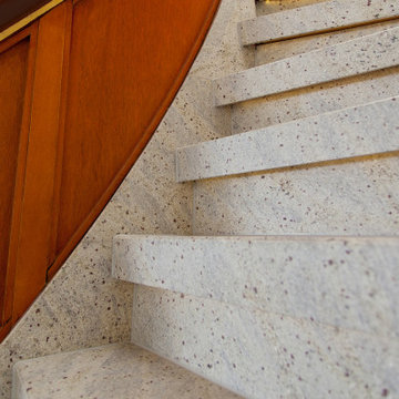 Treppenrenovierung mit Naturstein und LED Beleuchtung über eine Holztreppe