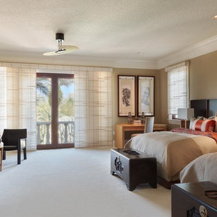 Ispirazione per un'ampia camera degli ospiti etnica con pareti marroni, moquette e nessun camino