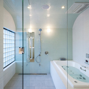 Idee per una grande stanza da bagno padronale minimalista con vasca idromassaggio, pavimento con piastrelle in ceramica, pavimento grigio, doccia aperta, pareti multicolore e doccia aperta