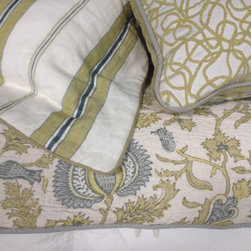 Linen Master Bedroom - Bed Pillows