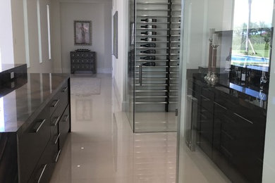 Example of a minimalist home bar design in Miami