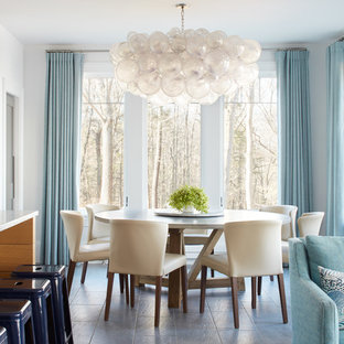 マンチェスターのビーチスタイルのLDKの画像 (白い壁、グレーの床)