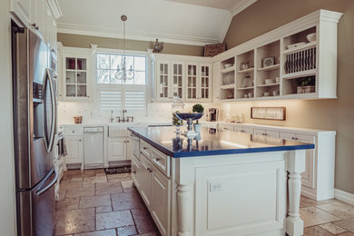 Kitchen - country kitchen idea in Houston
