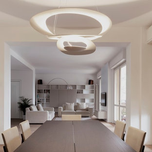 ミラノのモダンスタイルのLDKの画像 (白い壁、淡色無垢フローリング)