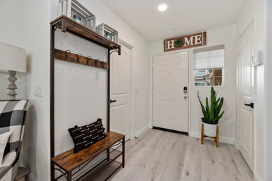 Example of a mid-century modern entryway design in Los Angeles
