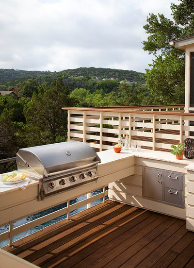 Modern Deck by austin outdoor design