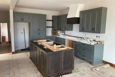 Kitchen - farmhouse kitchen idea in Denver