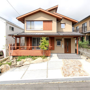 Esempio della facciata di una casa marrone etnica