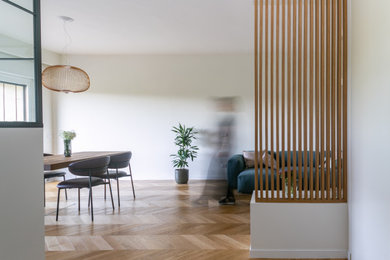 Ispirazione per una sala da pranzo aperta verso il soggiorno minimalista di medie dimensioni con parquet chiaro