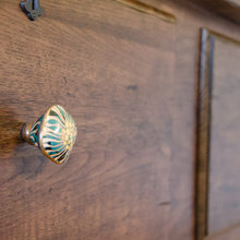 Design-Detail: Charakterknöpfe für Kommoden