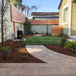 Geometrischer, Kleiner Moderner Garten hinter dem Haus mit Sichtschutz, Betonplatten und Holzzaun in San Francisco