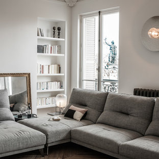 Idéer för ett mycket stort modernt allrum med öppen planlösning, med ett musikrum, vita väggar, ljust trägolv och en fristående TV