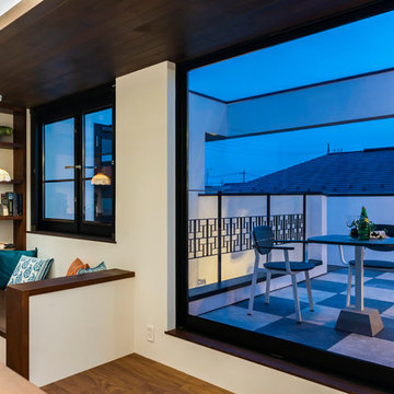 廊下には造作でベンチを設置しくつろぎのスペースに