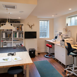 ミネアポリスのモダンスタイルのおしゃれなアトリエ・スタジオ (白い壁、ラミネートの床、自立型机、茶色い床) の写真