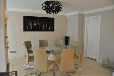 Dining room photo in Kent