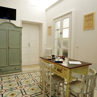 バーリの広いラスティックスタイルのLDKの画像 (白い壁、セラミックタイルの床)