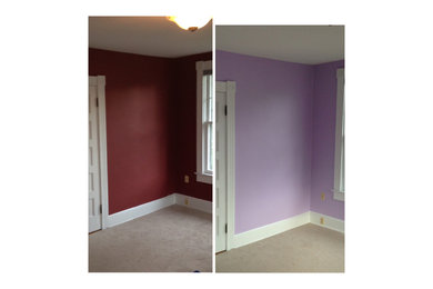 Foto de habitación de invitados retro de tamaño medio sin chimenea con paredes púrpuras y moqueta