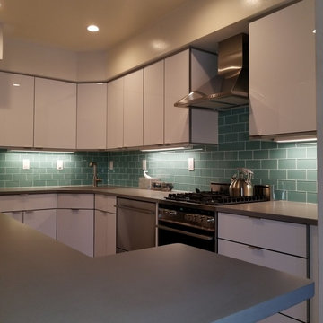 Under cabinet lighting and glass tile provide pleasant task lighting