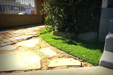 This is an example of a contemporary landscaping in Los Angeles.