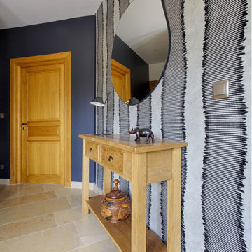 Papier peint à motifs ethnique, console bois et grand miroir