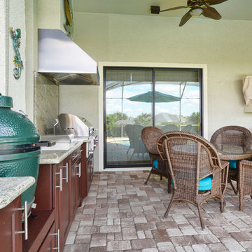 Traditional Style Summer Kitchen and Dining Area