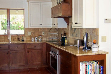Kitchen - traditional kitchen idea in Phoenix