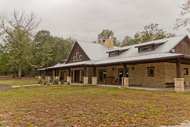 Farmhouse exterior home photo in Houston