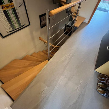 Treppenaufgang im sanierten Flur – harmonisches Zusammenspiel von Holz & Designb