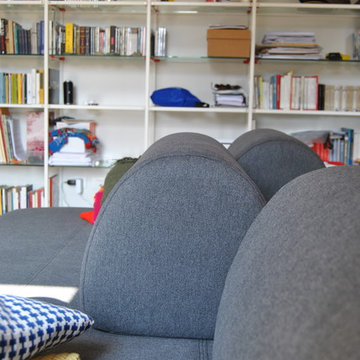 Dettaglio divano e libreria.
