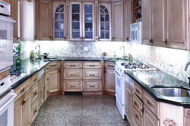 Example of a classic kitchen design in New York