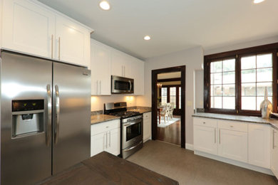 Kitchen - transitional kitchen idea in Milwaukee