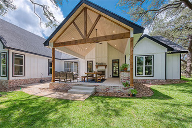 Home design - farmhouse home design idea in Austin