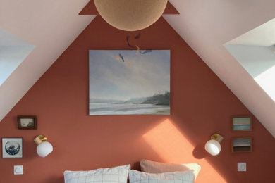 Aménagement d'une petite chambre mansardée ou avec mezzanine contemporaine avec un mur rose, parquet clair, aucune cheminée, un sol beige et poutres apparentes.