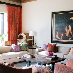 Ispirazione per un soggiorno mediterraneo aperto con pareti bianche, moquette e pavimento blu