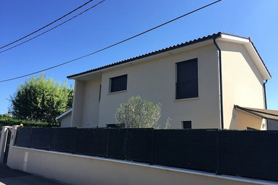 Idée de décoration pour une façade de maison minimaliste.