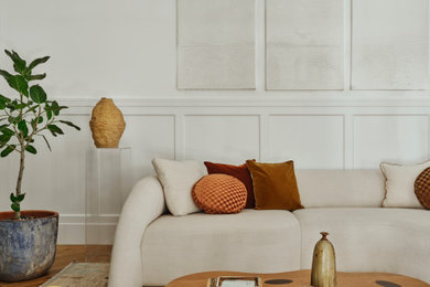 Cette image montre un salon traditionnel avec un mur blanc, un sol en bois brun, un sol marron et boiseries.