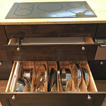Deep drawer storage for lids and skillets