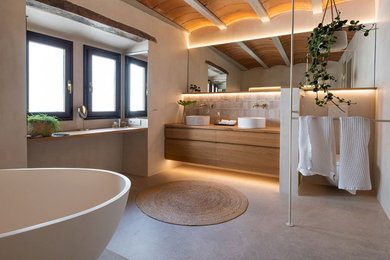 バルセロナにある低価格の広いコンテンポラリースタイルのおしゃれなマスターバスルーム (ベージュのキャビネット、壁掛け式トイレ、セラミックタイル、木製洗面台、洗面台2つ、フローティング洗面台、三角天井) の写真