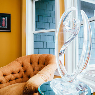 ミネアポリスのモダンスタイルのおしゃれなホームオフィス・仕事部屋 (黄色い壁、竹フローリング、自立型机) の写真