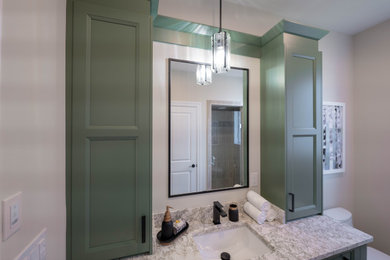 Cette image montre une petite salle de bain traditionnelle avec un placard à porte shaker, des portes de placards vertess, un lavabo encastré, un plan de toilette en quartz modifié, un plan de toilette vert, meuble simple vasque et meuble-lavabo encastré.