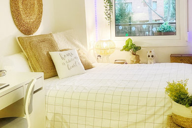 Imagen de dormitorio principal y beige y blanco nórdico pequeño con paredes blancas, suelo de madera clara, suelo beige y con escritorio