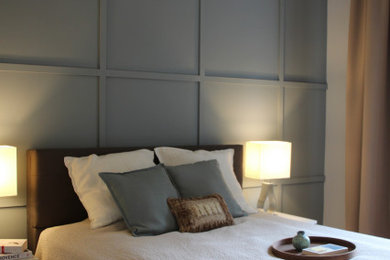 Mittelgroßes Eklektisches Hauptschlafzimmer mit blauer Wandfarbe, hellem Holzboden und vertäfelten Wänden in Düsseldorf