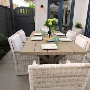 Cette image montre un jardin arrière minimaliste de taille moyenne avec une cheminée, une exposition partiellement ombragée et des pavés en pierre naturelle.