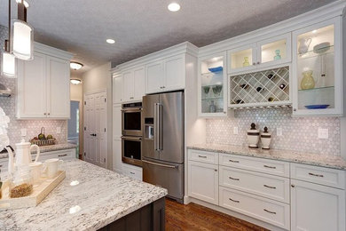 Example of a classic kitchen design in Cleveland