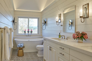 サンフランシスコにあるラグジュアリーな広いシャビーシック調のおしゃれな浴室の写真