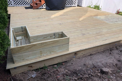 Inspiration for a mid-sized backyard deck remodel in New York with no cover