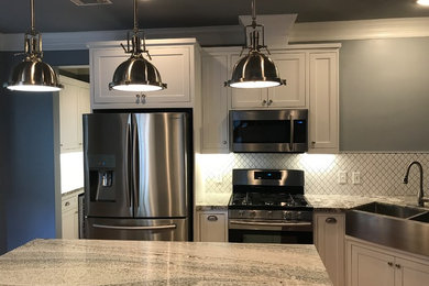 Kitchen - traditional kitchen idea in Houston