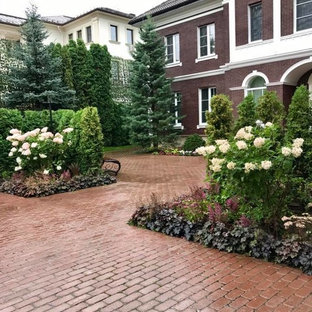 Mittelgroßes, Schattiges Stilmix Garten im Innenhof im Frühling mit Pflasterklinker in Moskau